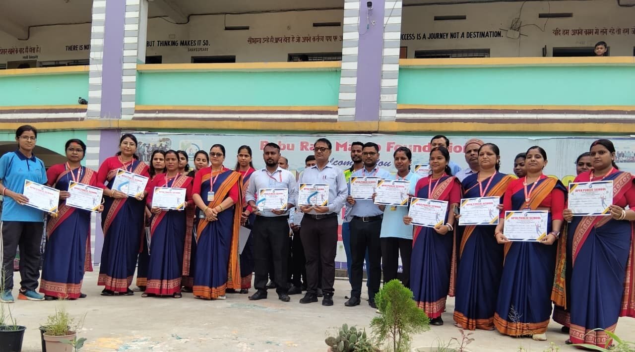एपेक्स पब्लिक स्कूल में शिक्षकों की बैडमिंटन प्रतियोगिता संपन्न, पूनम सिंह और अभिषेक बने विजेता
